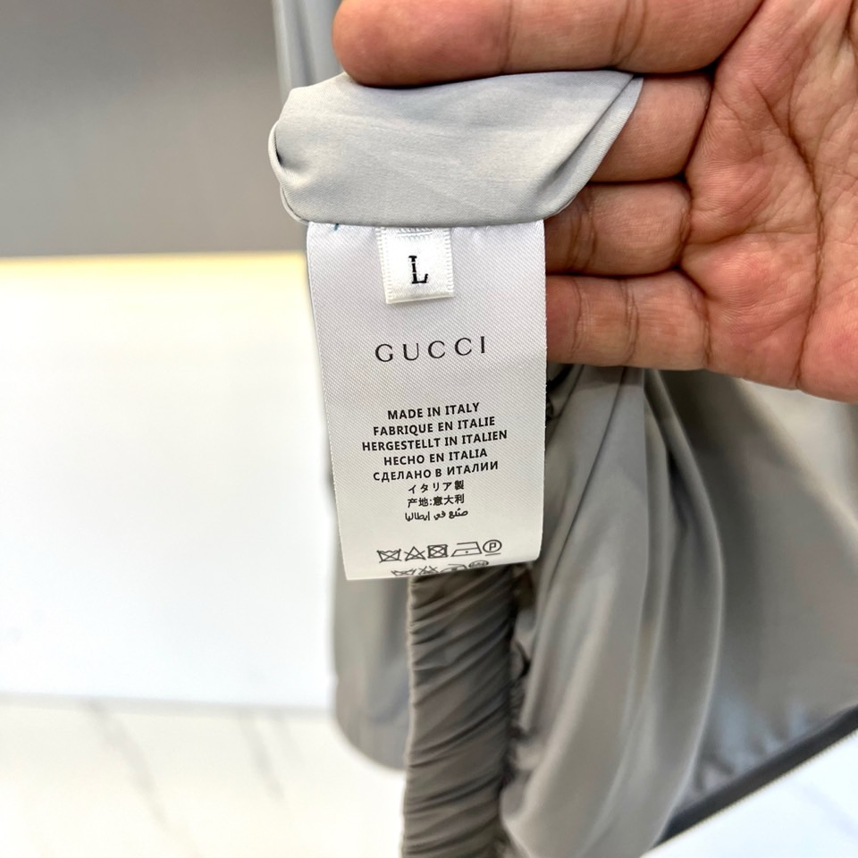 
Gucc古驰、2025s新品发售秋冬男士？连帽夹克外套，专柜定制提花logo面料，定制进口聚酯纤维，手