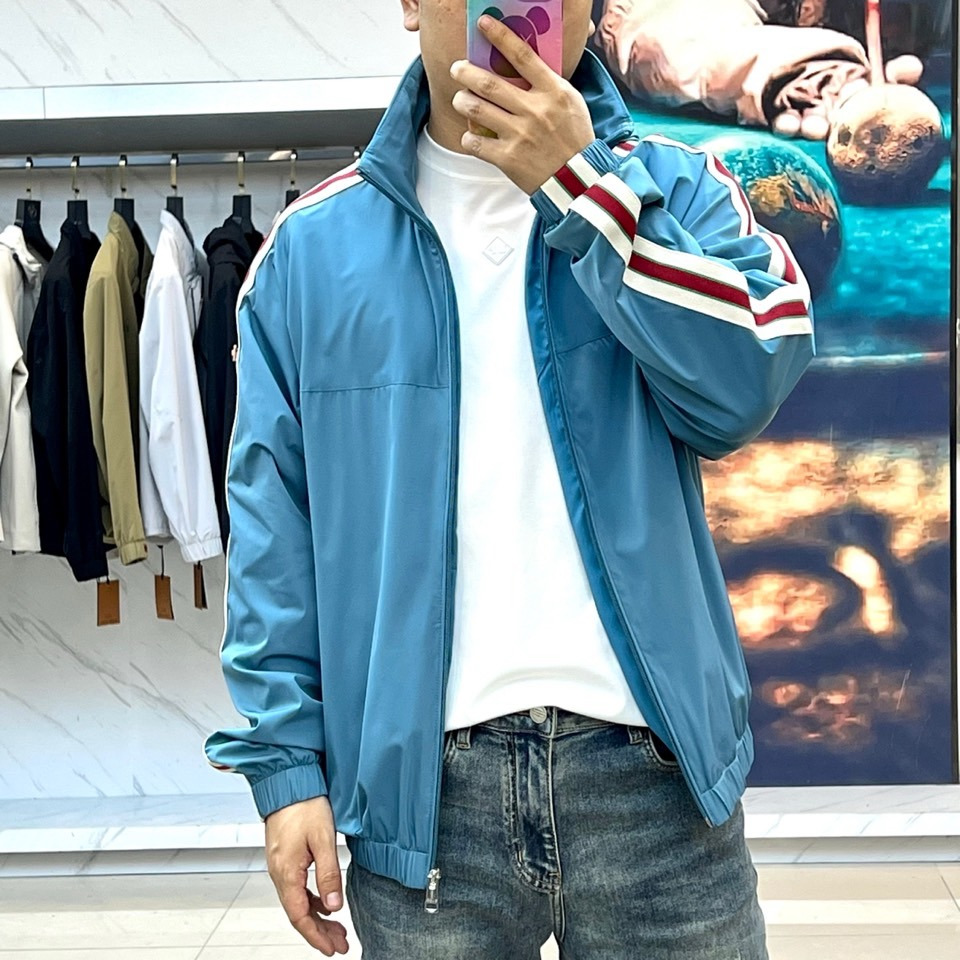 
Gucc古驰、2025s新品发售秋冬男士？连帽夹克外套，专柜定制提花logo面料，定制进口聚酯纤维，手
