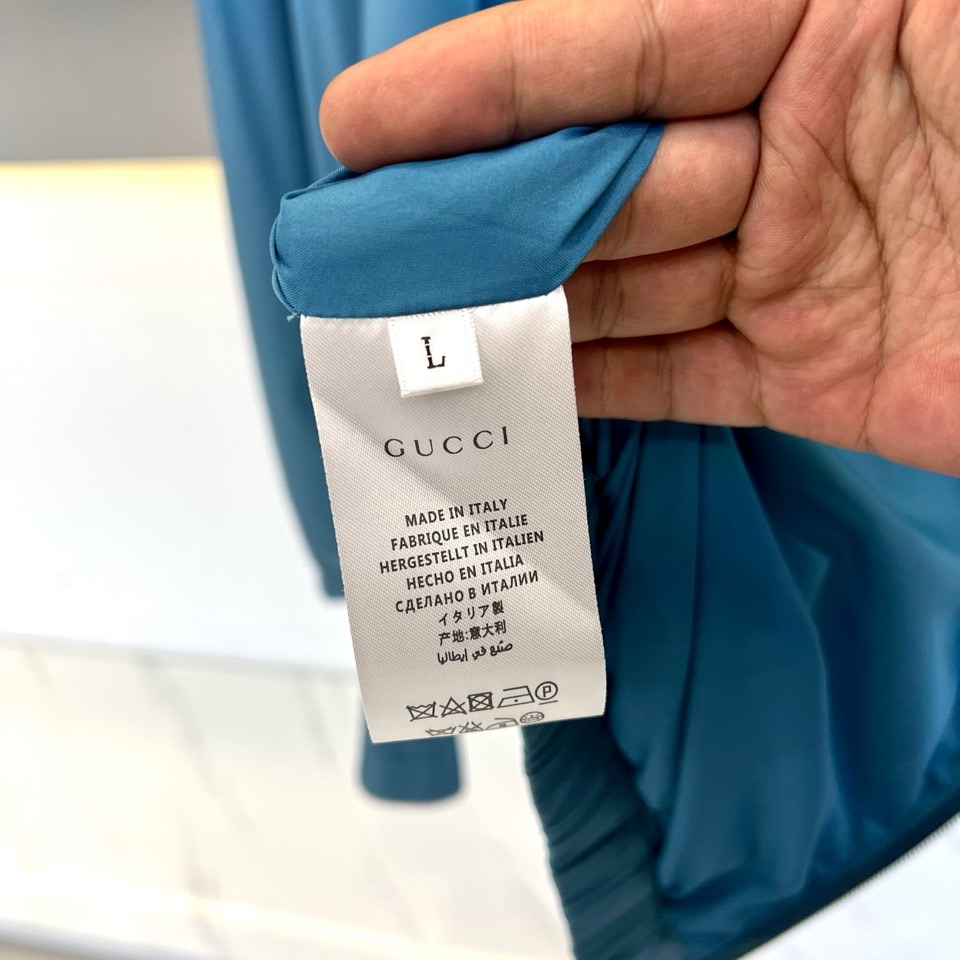 
Gucc古驰、2025s新品发售秋冬男士？连帽夹克外套，专柜定制提花logo面料，定制进口聚酯纤维，手