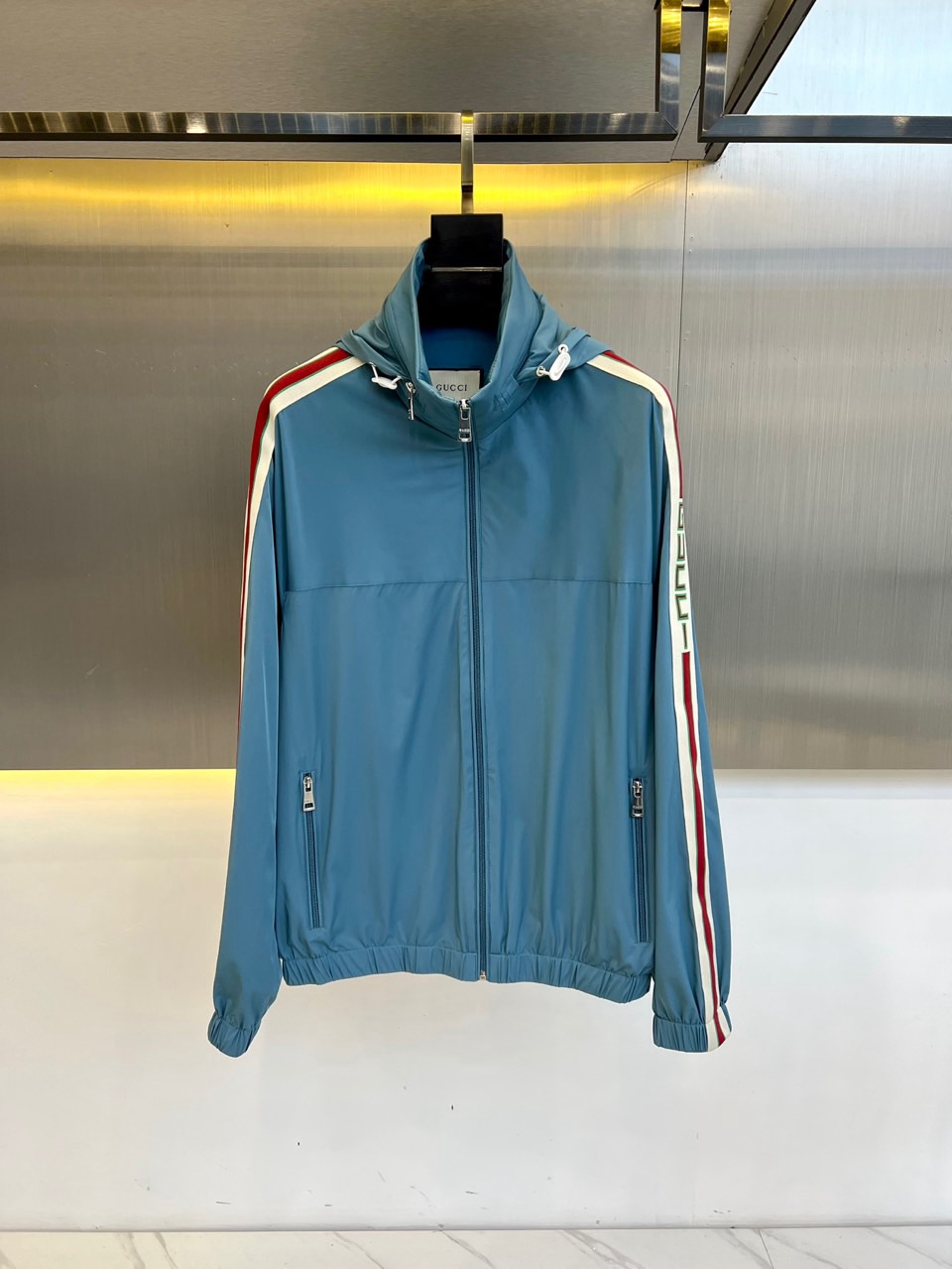 
Gucc古驰、2025s新品发售秋冬男士？连帽夹克外套，专柜定制提花logo面料，定制进口聚酯纤维，手