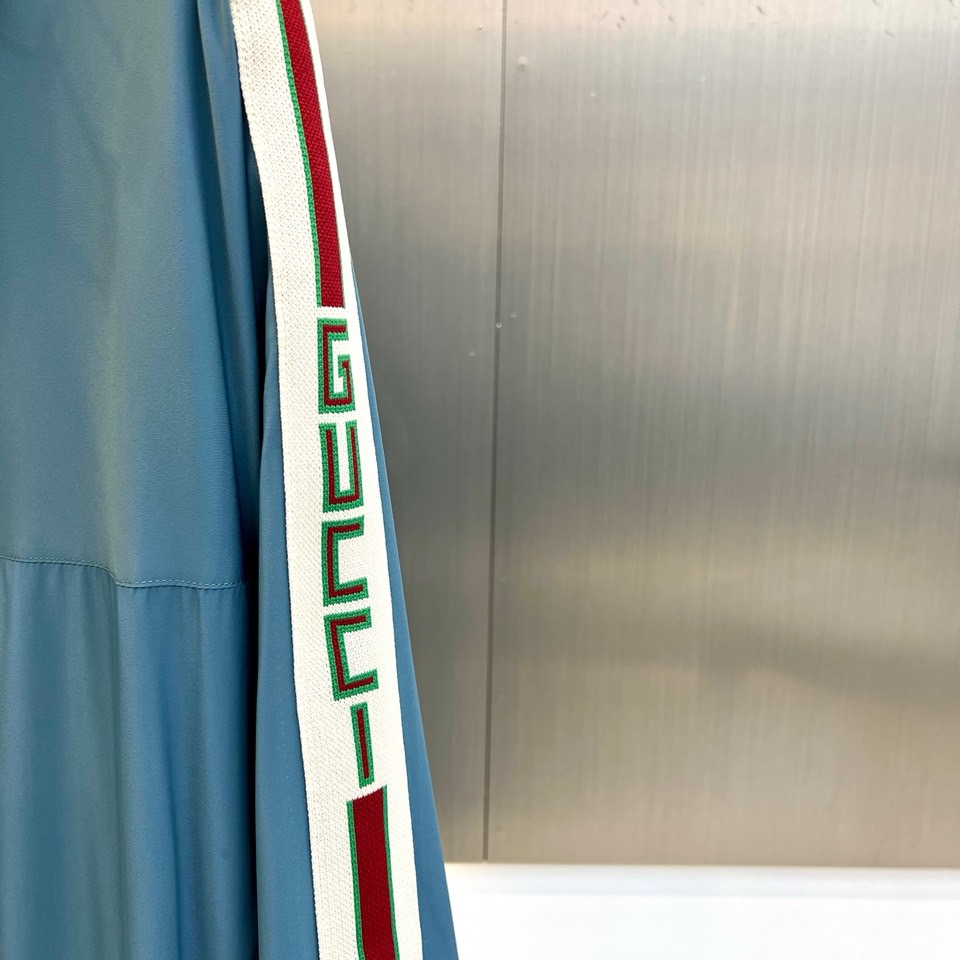 
Gucc古驰、2025s新品发售秋冬男士？连帽夹克外套，专柜定制提花logo面料，定制进口聚酯纤维，手