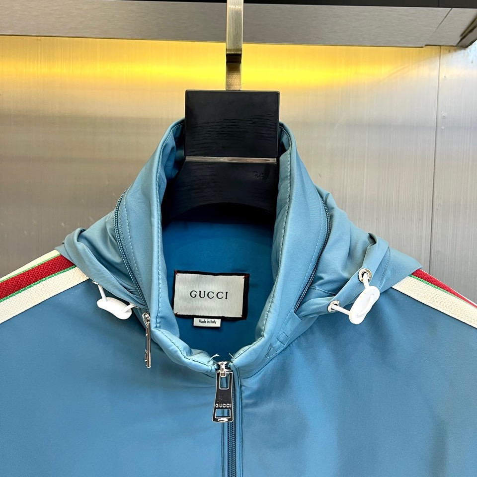 
Gucc古驰、2025s新品发售秋冬男士？连帽夹克外套，专柜定制提花logo面料，定制进口聚酯纤维，手