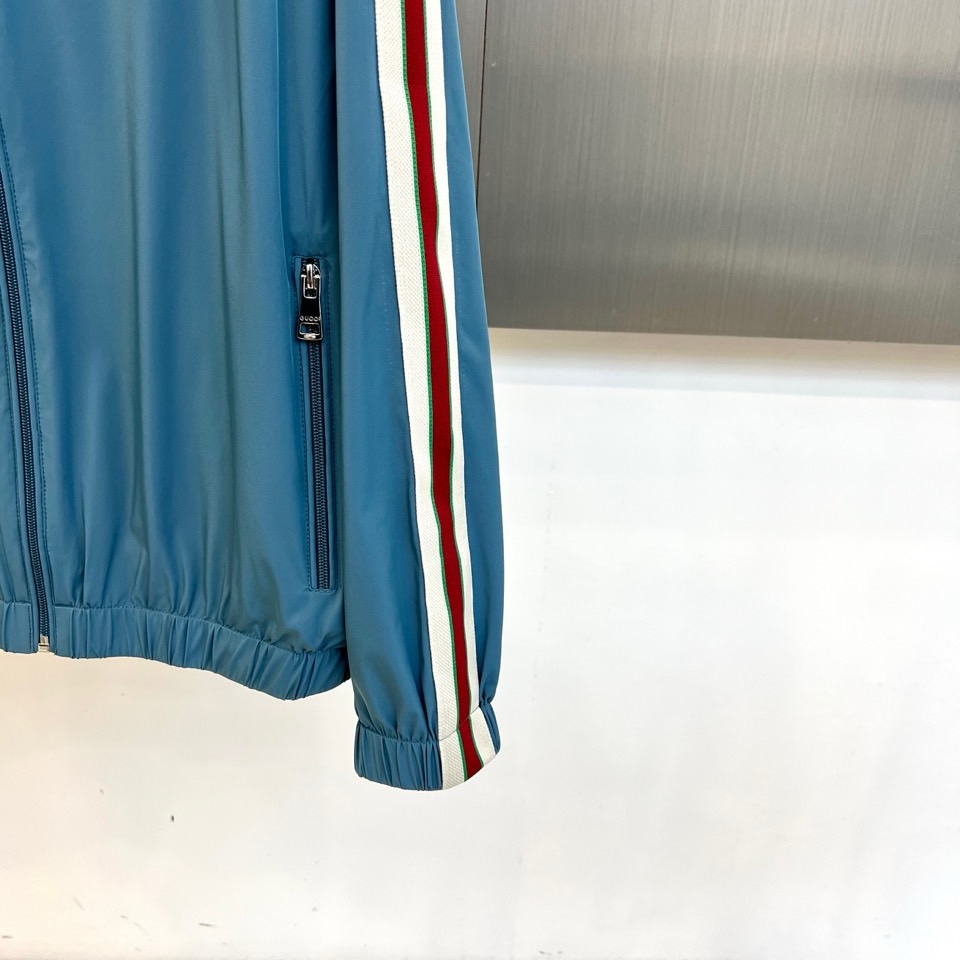 
Gucc古驰、2025s新品发售秋冬男士？连帽夹克外套，专柜定制提花logo面料，定制进口聚酯纤维，手