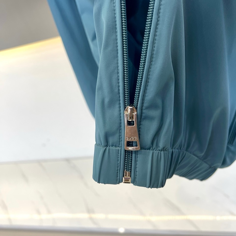 
Gucc古驰、2025s新品发售秋冬男士？连帽夹克外套，专柜定制提花logo面料，定制进口聚酯纤维，手
