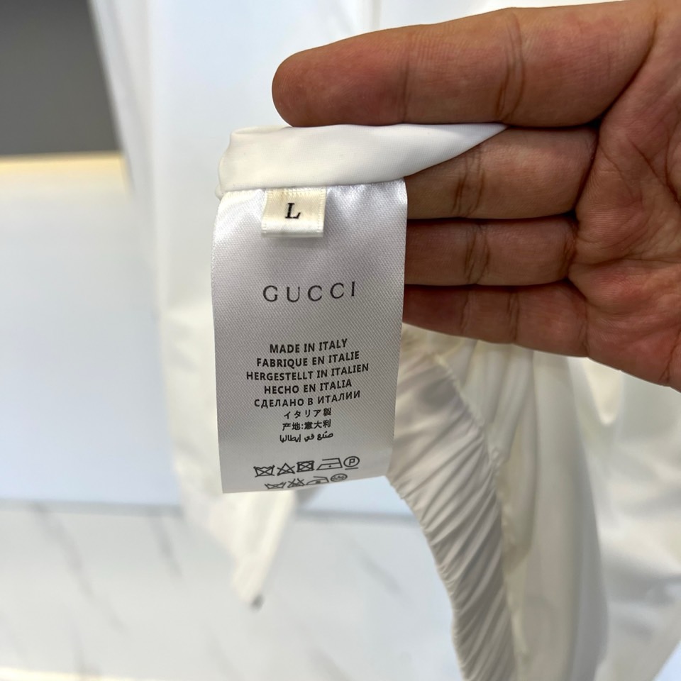 
Gucc古驰、2025s新品发售秋冬男士？连帽夹克外套，专柜定制提花logo面料，定制进口聚酯纤维，手
