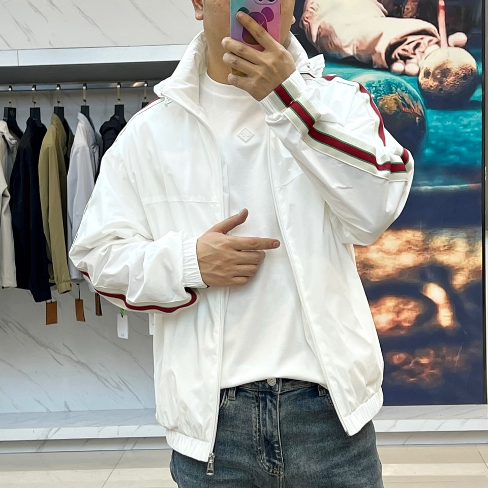 
Gucc古驰、2025s新品发售秋冬男士？连帽夹克外套，专柜定制提花logo面料，定制进口聚酯纤维，手