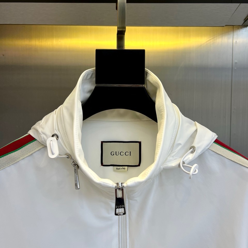 
Gucc古驰、2025s新品发售秋冬男士？连帽夹克外套，专柜定制提花logo面料，定制进口聚酯纤维，手