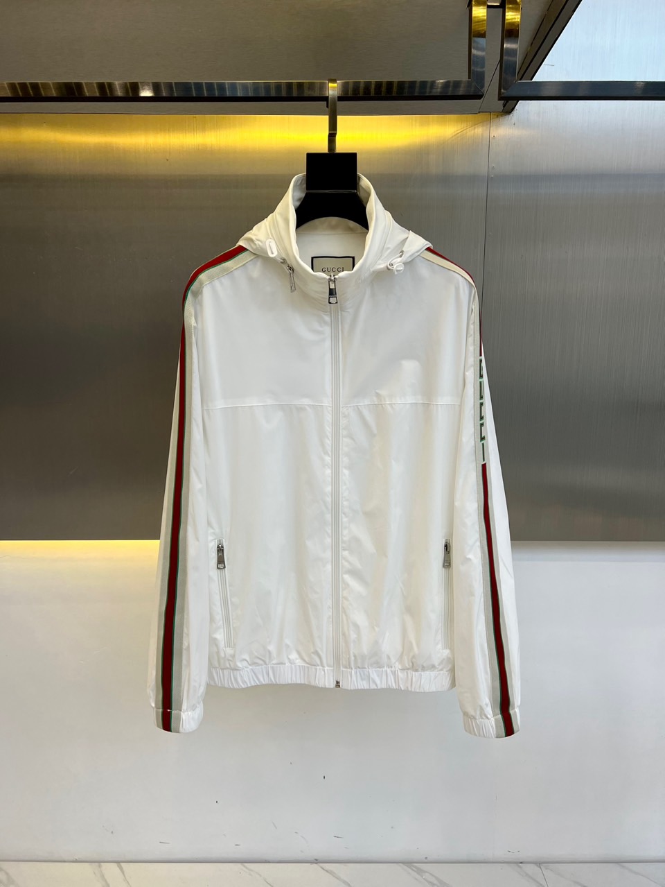 
Gucc古驰、2025s新品发售秋冬男士？连帽夹克外套，专柜定制提花logo面料，定制进口聚酯纤维，手