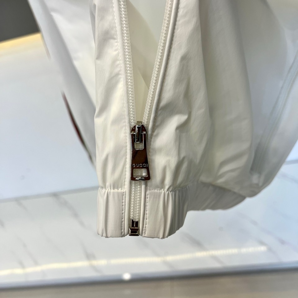 
Gucc古驰、2025s新品发售秋冬男士？连帽夹克外套，专柜定制提花logo面料，定制进口聚酯纤维，手