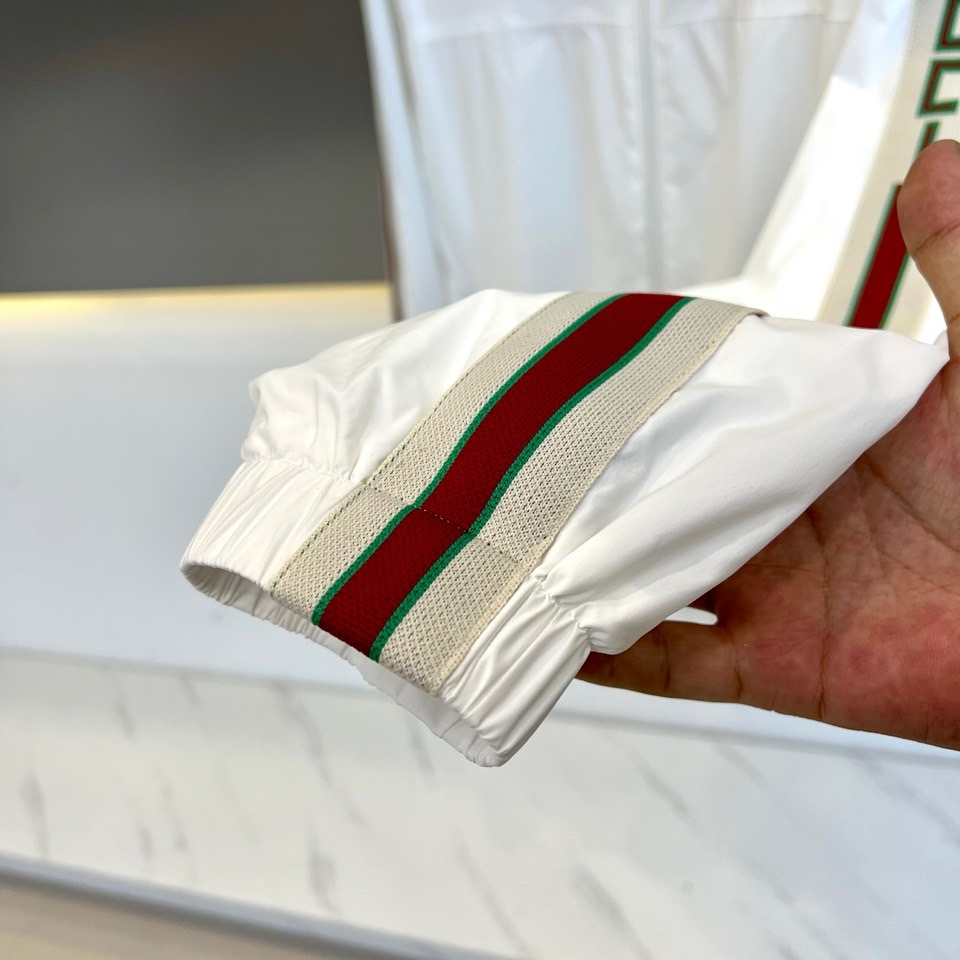 
Gucc古驰、2025s新品发售秋冬男士？连帽夹克外套，专柜定制提花logo面料，定制进口聚酯纤维，手