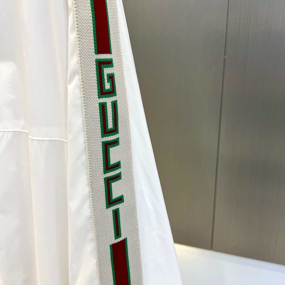 
Gucc古驰、2025s新品发售秋冬男士？连帽夹克外套，专柜定制提花logo面料，定制进口聚酯纤维，手