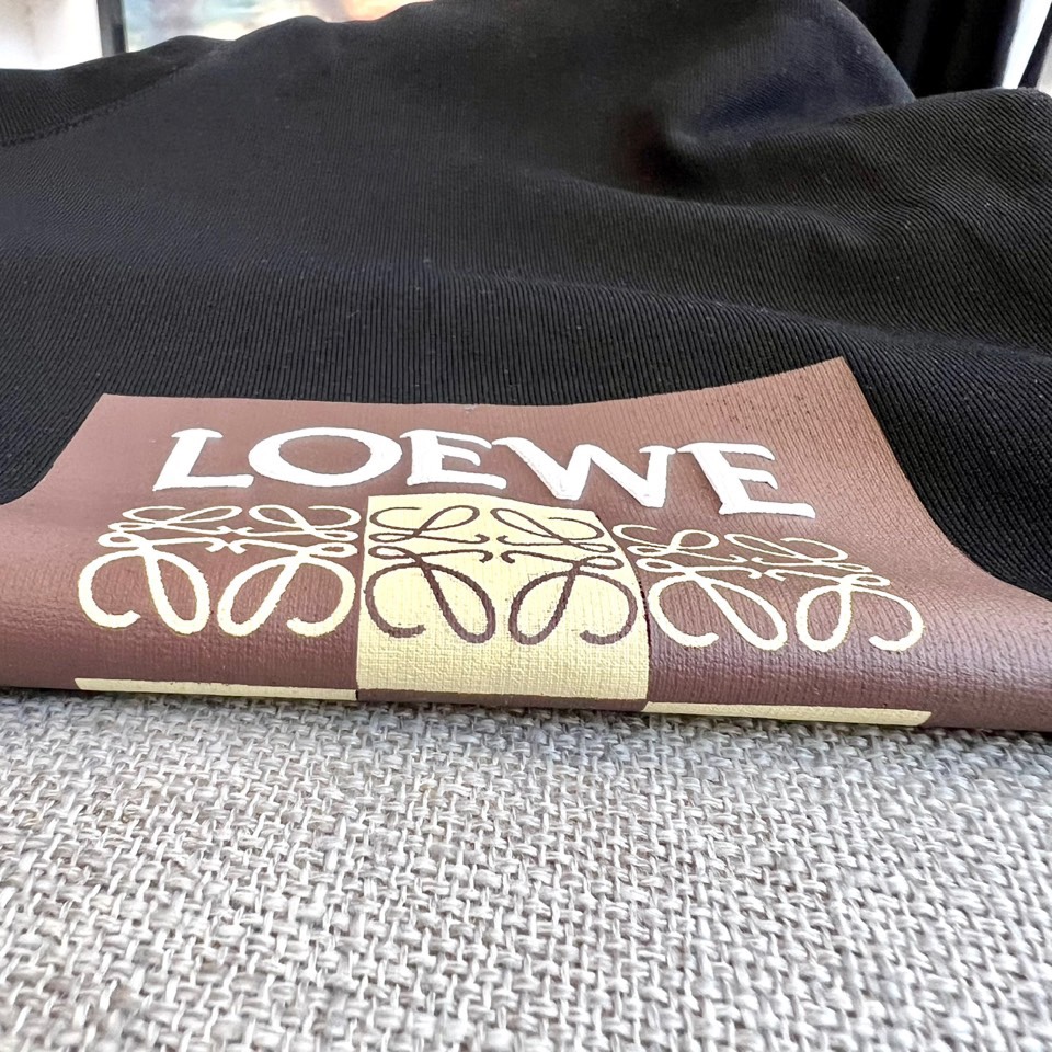 
Lowe罗意威、2025春夏新品发售新品短袖T恤。采用进口丝光欧棉面料，温儒柔软 细腻柔软 上身自然是