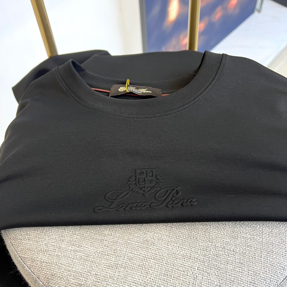 
Loro Piana-LP老钱风易穿搭系列2025春装新品，对于面料 与版型 细节有极高要求的选这款.