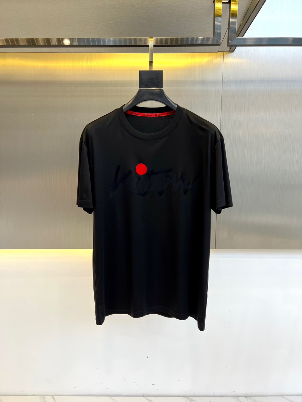 
Kiton-2025春夏新品男士圆领丝光棉短袖T恤，前胸的logo 设计极具表现力，用极特色的色彩构造