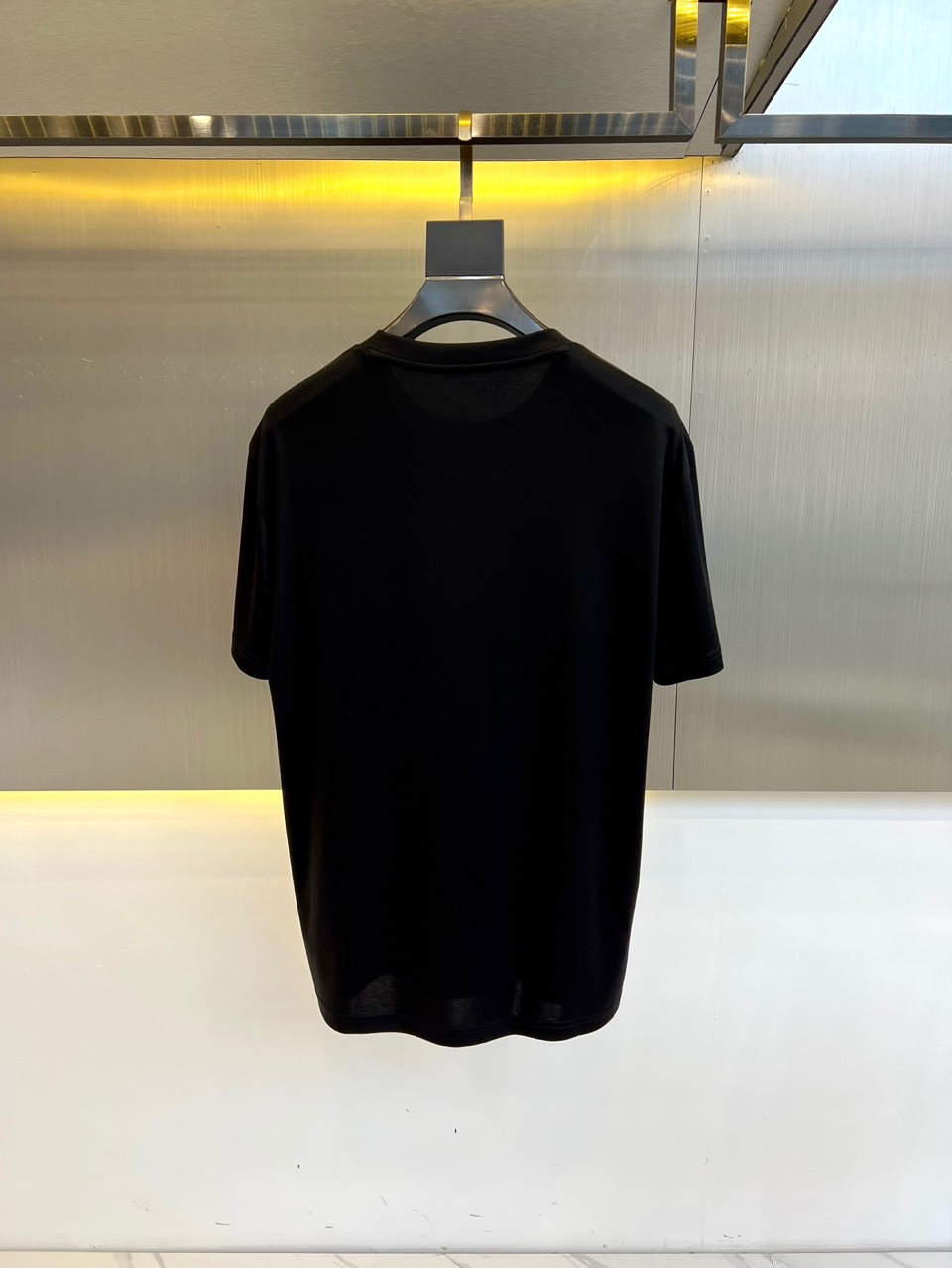 
Kiton-2025春夏新品男士圆领丝光棉短袖T恤，前胸的logo 设计极具表现力，用极特色的色彩构造