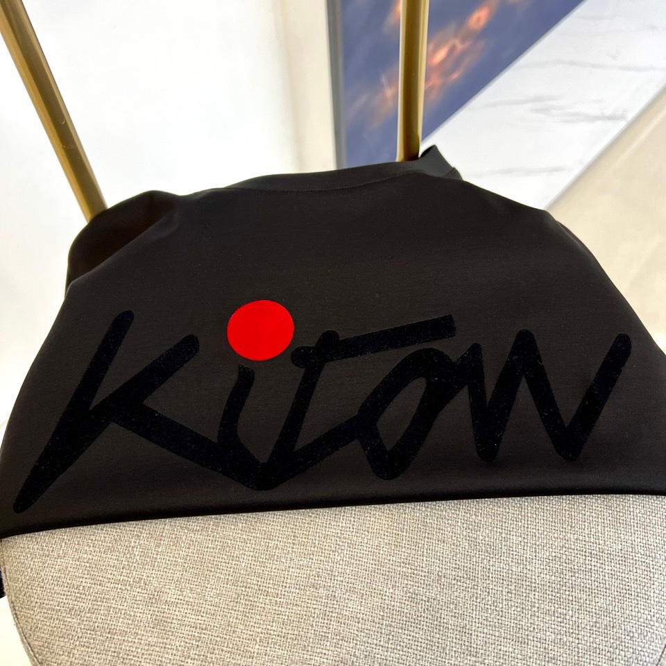 
Kiton-2025春夏新品男士圆领丝光棉短袖T恤，前胸的logo 设计极具表现力，用极特色的色彩构造