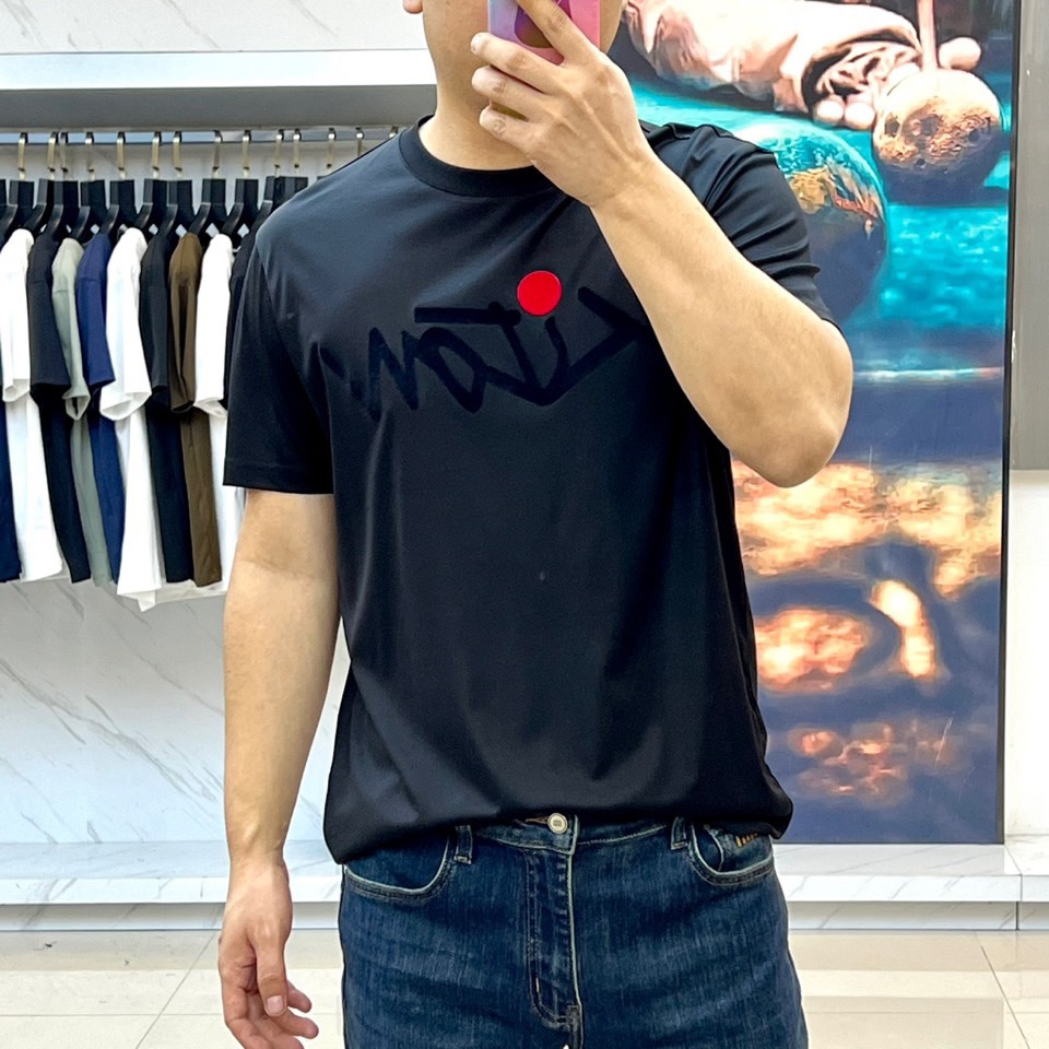 
Kiton-2025春夏新品男士圆领丝光棉短袖T恤，前胸的logo 设计极具表现力，用极特色的色彩构造