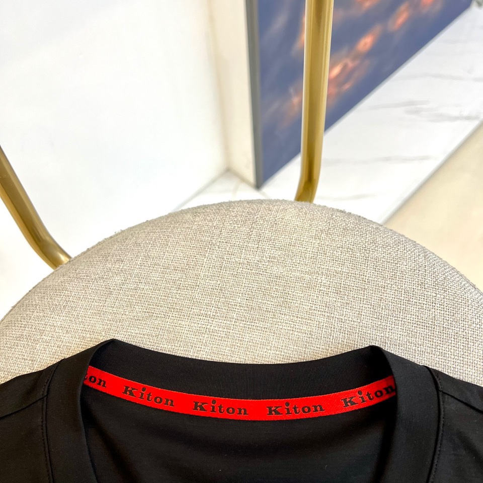 
Kiton-2025春夏新品男士圆领丝光棉短袖T恤，前胸的logo 设计极具表现力，用极特色的色彩构造