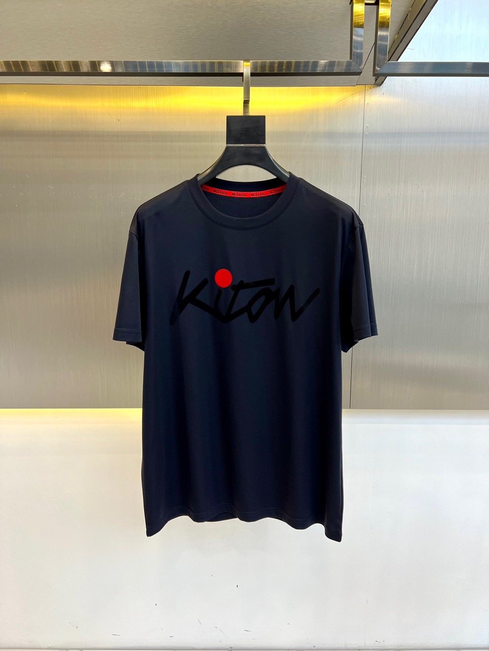 
Kiton-2025春夏新品男士圆领丝光棉短袖T恤，前胸的logo 设计极具表现力，用极特色的色彩构造