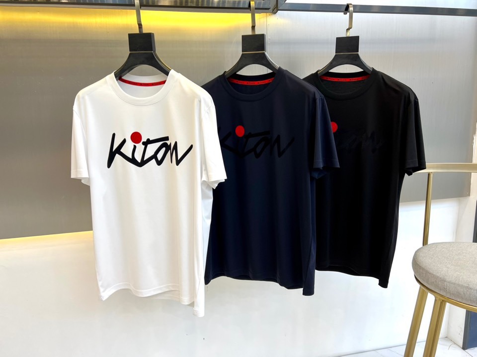 
Kiton-2025春夏新品男士圆领丝光棉短袖T恤，前胸的logo 设计极具表现力，用极特色的色彩构造