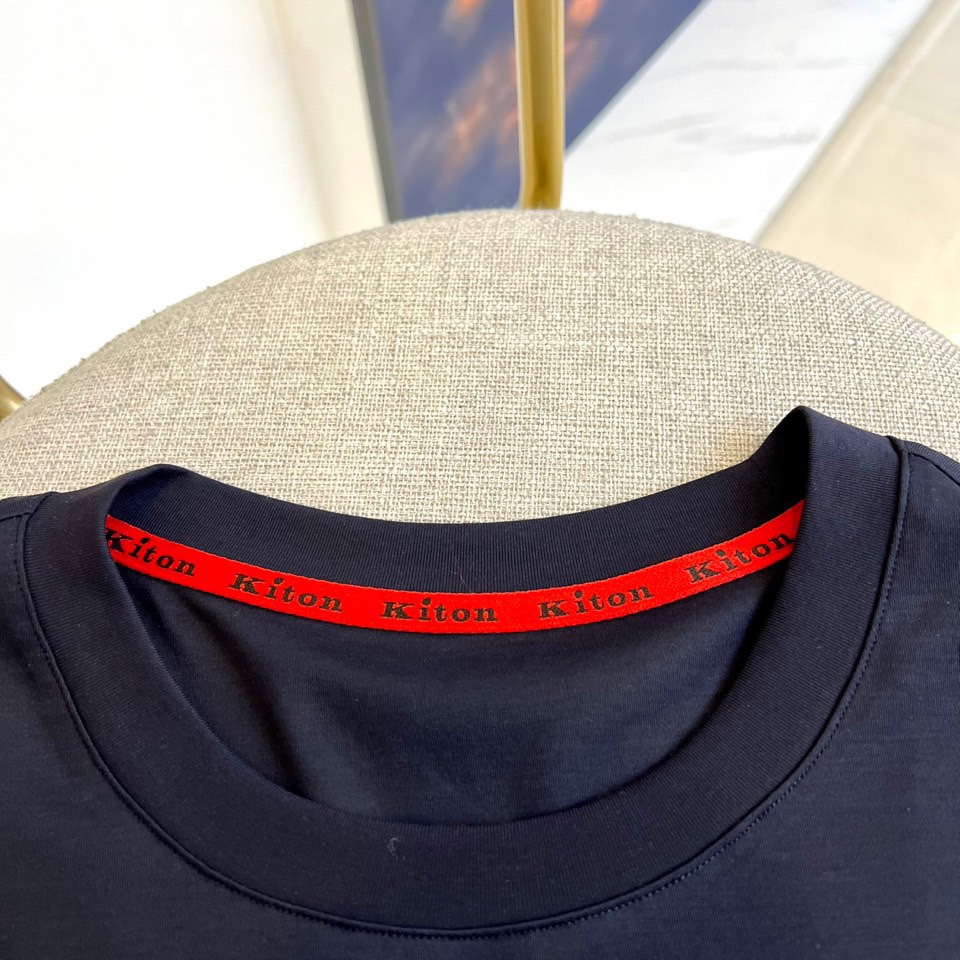 
Kiton-2025春夏新品男士圆领丝光棉短袖T恤，前胸的logo 设计极具表现力，用极特色的色彩构造