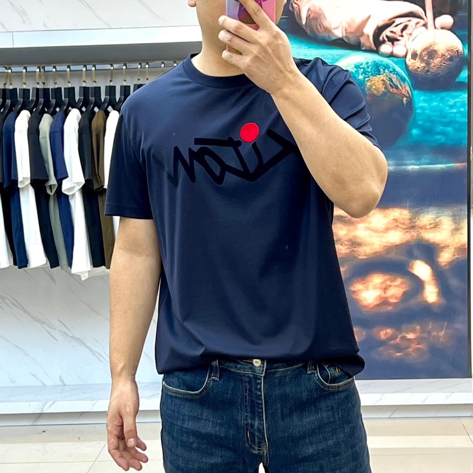 
Kiton-2025春夏新品男士圆领丝光棉短袖T恤，前胸的logo 设计极具表现力，用极特色的色彩构造