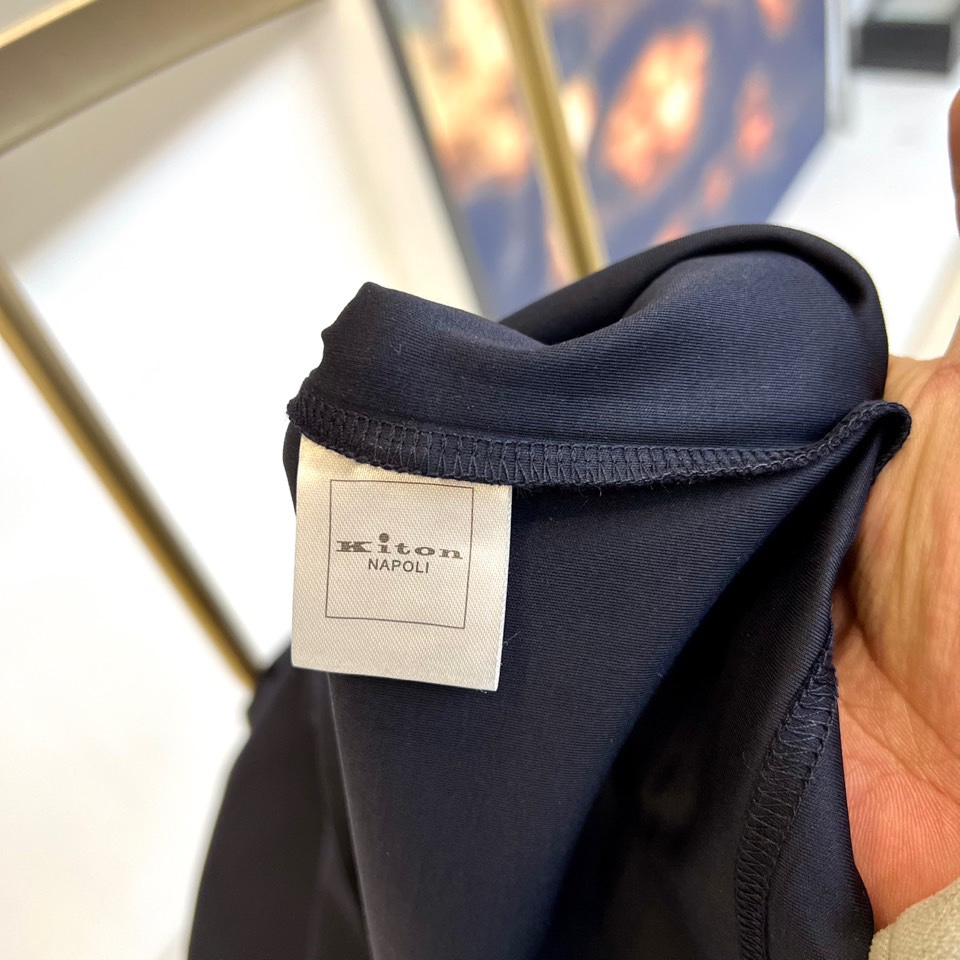 
Kiton-2025春夏新品男士圆领丝光棉短袖T恤，前胸的logo 设计极具表现力，用极特色的色彩构造
