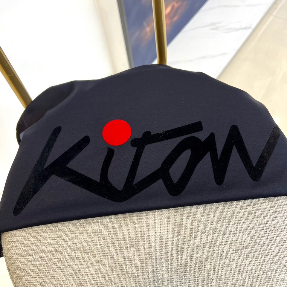 
Kiton-2025春夏新品男士圆领丝光棉短袖T恤，前胸的logo 设计极具表现力，用极特色的色彩构造