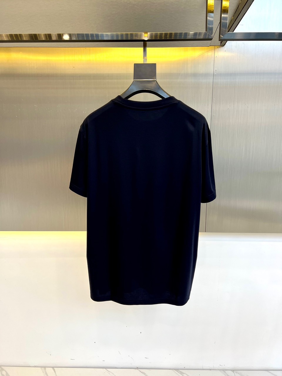 
Kiton-2025春夏新品男士圆领丝光棉短袖T恤，前胸的logo 设计极具表现力，用极特色的色彩构造