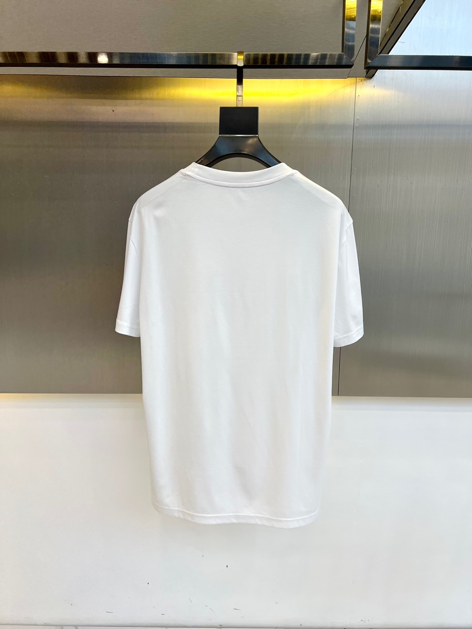 
Kiton-2025春夏新品男士圆领丝光棉短袖T恤，前胸的logo 设计极具表现力，用极特色的色彩构造