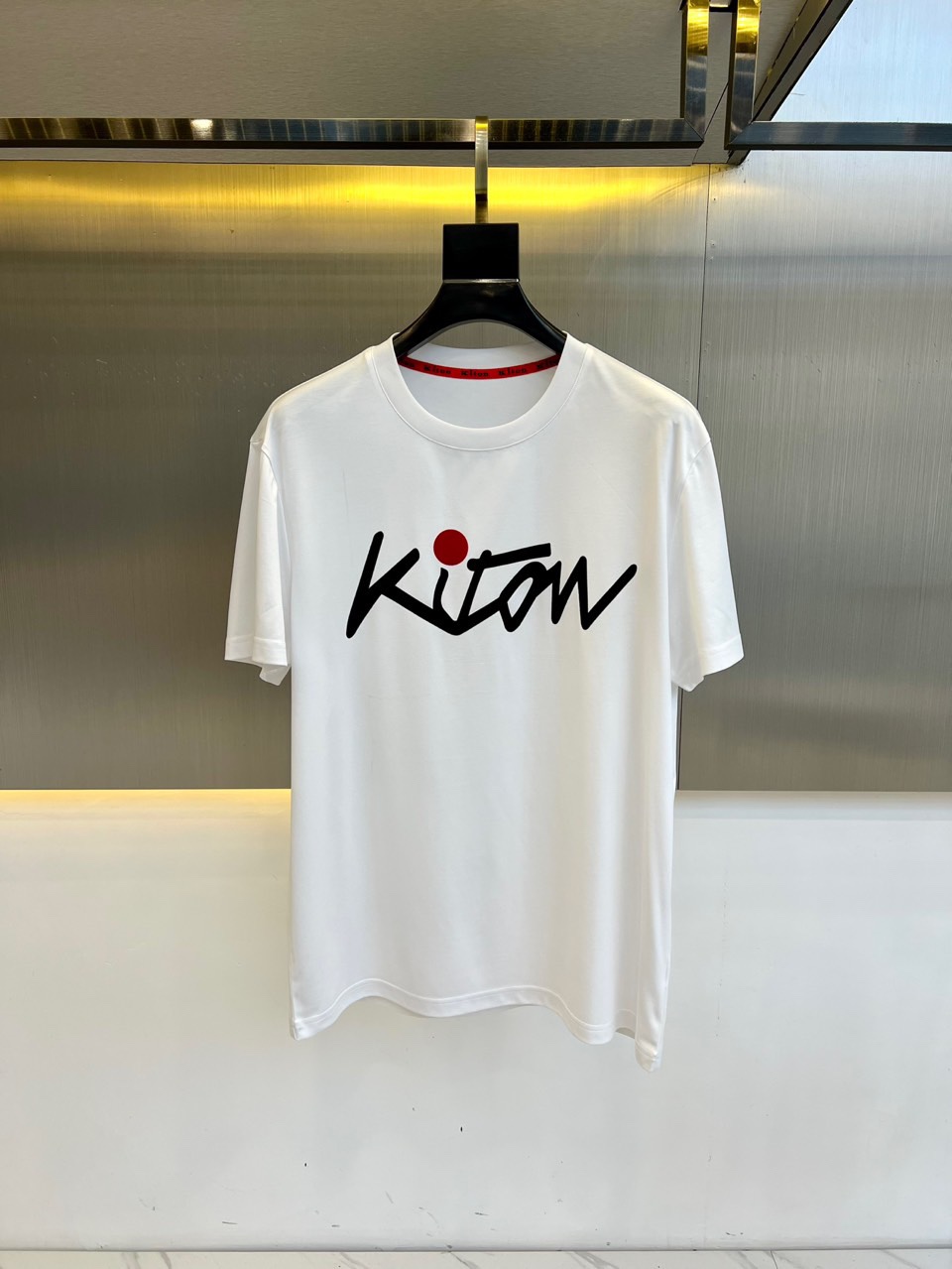 
Kiton-2025春夏新品男士圆领丝光棉短袖T恤，前胸的logo 设计极具表现力，用极特色的色彩构造