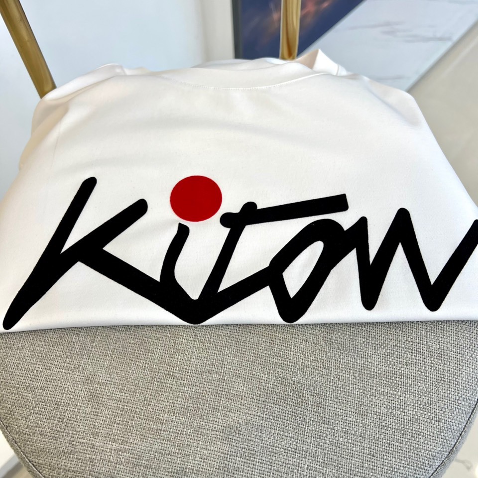 
Kiton-2025春夏新品男士圆领丝光棉短袖T恤，前胸的logo 设计极具表现力，用极特色的色彩构造