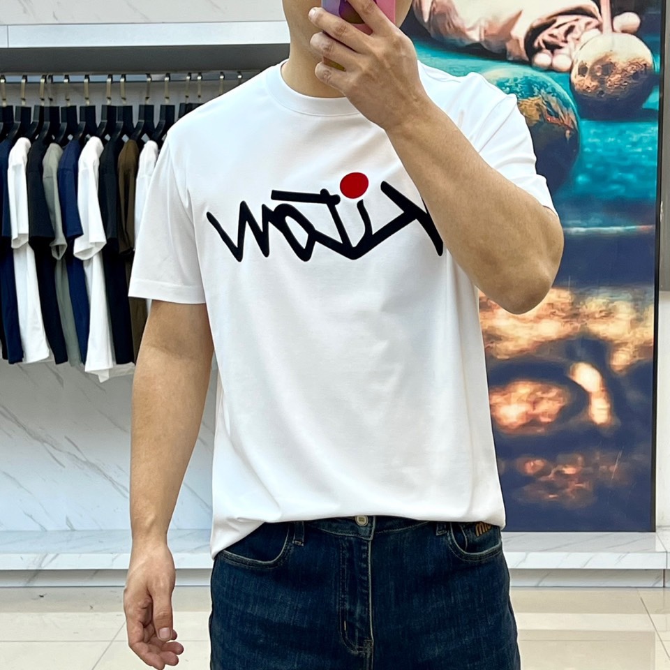 
Kiton-2025春夏新品男士圆领丝光棉短袖T恤，前胸的logo 设计极具表现力，用极特色的色彩构造