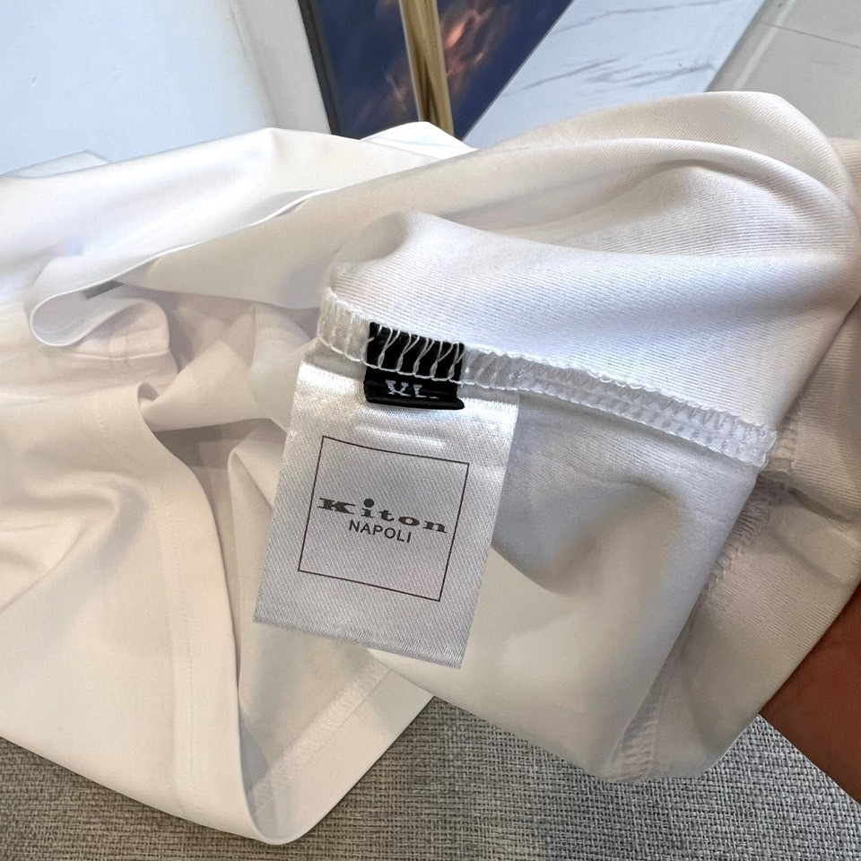 
Kiton-2025春夏新品男士圆领丝光棉短袖T恤，前胸的logo 设计极具表现力，用极特色的色彩构造