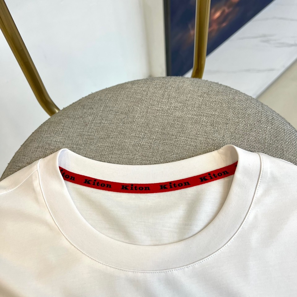 
Kiton-2025春夏新品男士圆领丝光棉短袖T恤，前胸的logo 设计极具表现力，用极特色的色彩构造