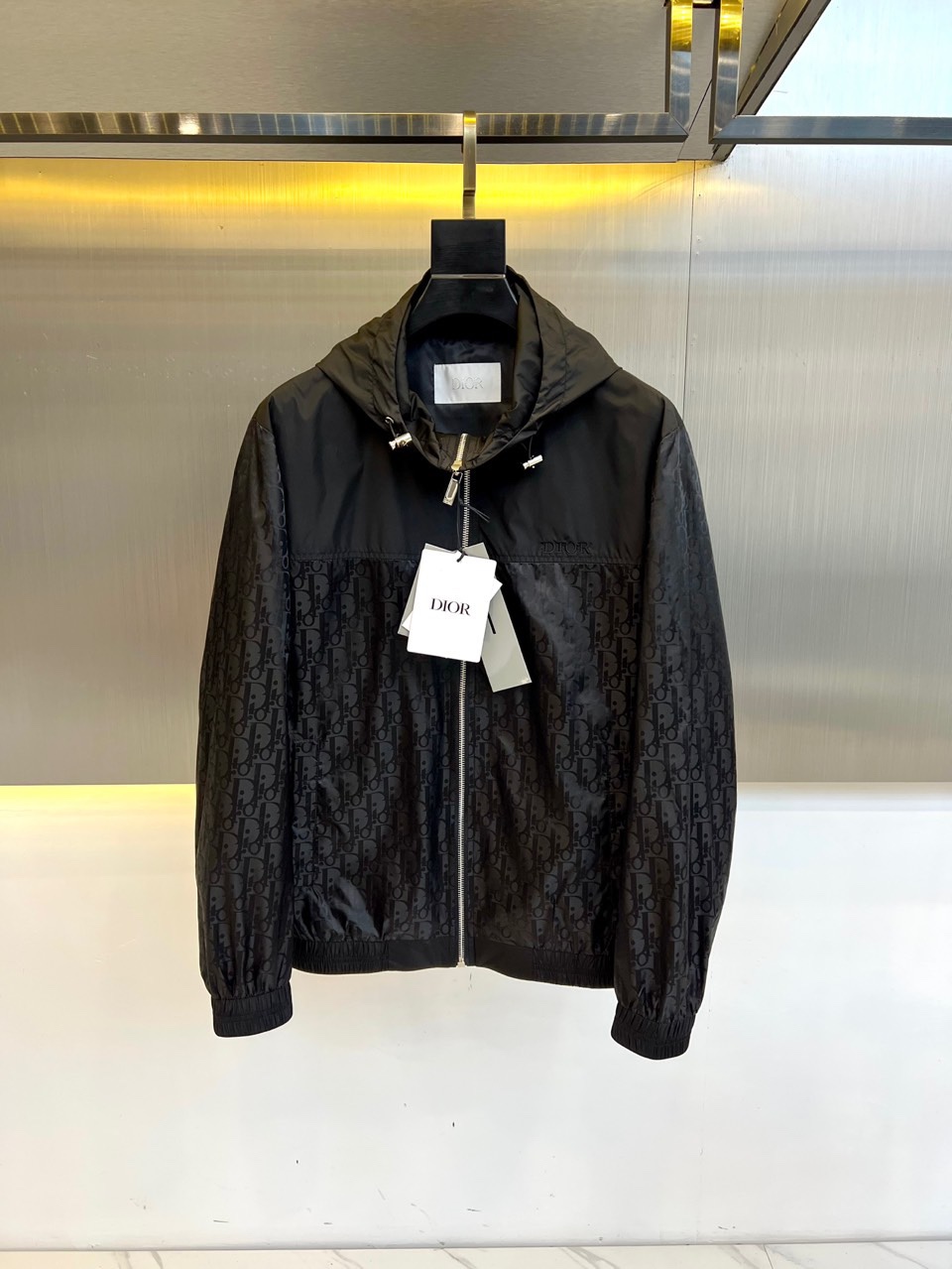 NO:119184,Dio, 2025 new jacquard technology fabric jacket, Diamond pattern zippered hooded jacket, this jacket is carefully crafted from gray jacquard technology fabric, with CD Diamond pattern all in 1974, designed by Marc Bohan, reinterpreting the CD first letter with three-dimensional line diamond pattern, casual and classic silhouette, paired with ribbed collar, cuffs and bottom edge, comfortable tailoring to highlight the sporty style, can be matched with T-shirts and jeans to create a delicate casual look, and the whole body is decorated with CD Diamond jacquard pattern, two-way zipper closure, and engraved  Dr logo zipper head, side siding pocket, ribbed collar, cuffs and bottom edge original thread cut. 48-56 (model 173, 143 catties upper body 50 sizes), dior, dior, jeans, jackets & coats, tees, t-shirt, hats, alexander wang19860909Dio迪奥、2025新款提花科技面料夹克,Diamond图案拉链连帽夹克,这款夹克采用灰色提花科技面料精心制作,通体饰以 CD Diamond 图案,该图案由马克·博昂(Marc Bohan)于1974年设计,以立体线条菱形图案重新诠释CD 首字母,休闲经典的廓形,搭配罗纹衣领、袖口和底边,舒适剪裁彰显运动风格,可搭配T恤和牛仔裤,打造精致的休闲造型,通体饰以CD Diamond提花图案,双向拉链开合,搭配镌刻 Dr标志的拉链头,侧面贴边口袋,罗纹衣领、袖口和底边原版螺纹剪裁.48-56（模特173,143斤上身50码）,,dior,dior,jeans,jackets & coats,tees，t-shirt,hats,alexander wang,Men's clothing