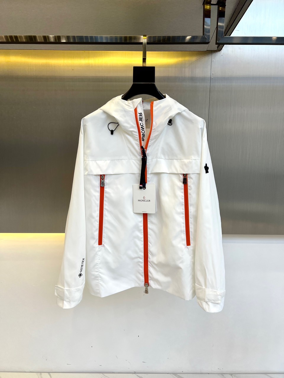 NO:423301,Mon mask, 2025 spring and summer new M home hooded jacket. It uses imported environmentally friendly fabrics, efficient, long-lasting, waterproof and breathable, and has a particularly obvious tear-proof performance!  The jacket has a simple and elegant style, light and comfortable style, and the exquisite craftsmanship reflects the unique characteristics of the brand. The unique logo of the left shoulder brand is extremely recognizable!  The elastic and tight sleeves are tight and the windproof effect is maximized!  Zippers are also exclusively customized high-quality metal zippers. They have unique textile technology, high and texture, full color of fabric, reliable and resistant to washing. The touch feels soft and elastic, and the upper body is locked easily and freely and keep warm all the time. They are the best choice for wearing all seasons. 48-56 (model 173, 143 catties upper body 50 sizes), Moncler, jackets & coats, hats, alexander wang19860909Mon蒙口、2025春夏新款M家连帽夹克.采用进口环保面料,高效持久防水透气,防撕裂性能效果尤为明显！夹克版型简约大气,轻便舒适,处处精悍的工艺体现品牌独有的特点,左肩品牌独有logo,辨识度极高！松紧收口袖子,严丝合缝的防风效果做到极致！拉链也是独家定制而成的高质感金属拉链,独特的纺织工艺,高及质感,面料色泽饱满,牢靠耐水洗.触摸手感柔软有弹力,上身即锁温轻松洒脱时刻保暖.四季可穿实用不二之选.48-56（模特173,143斤上身50码）,,Moncler,jackets & coats,hats,alexander wang,Men's clothing