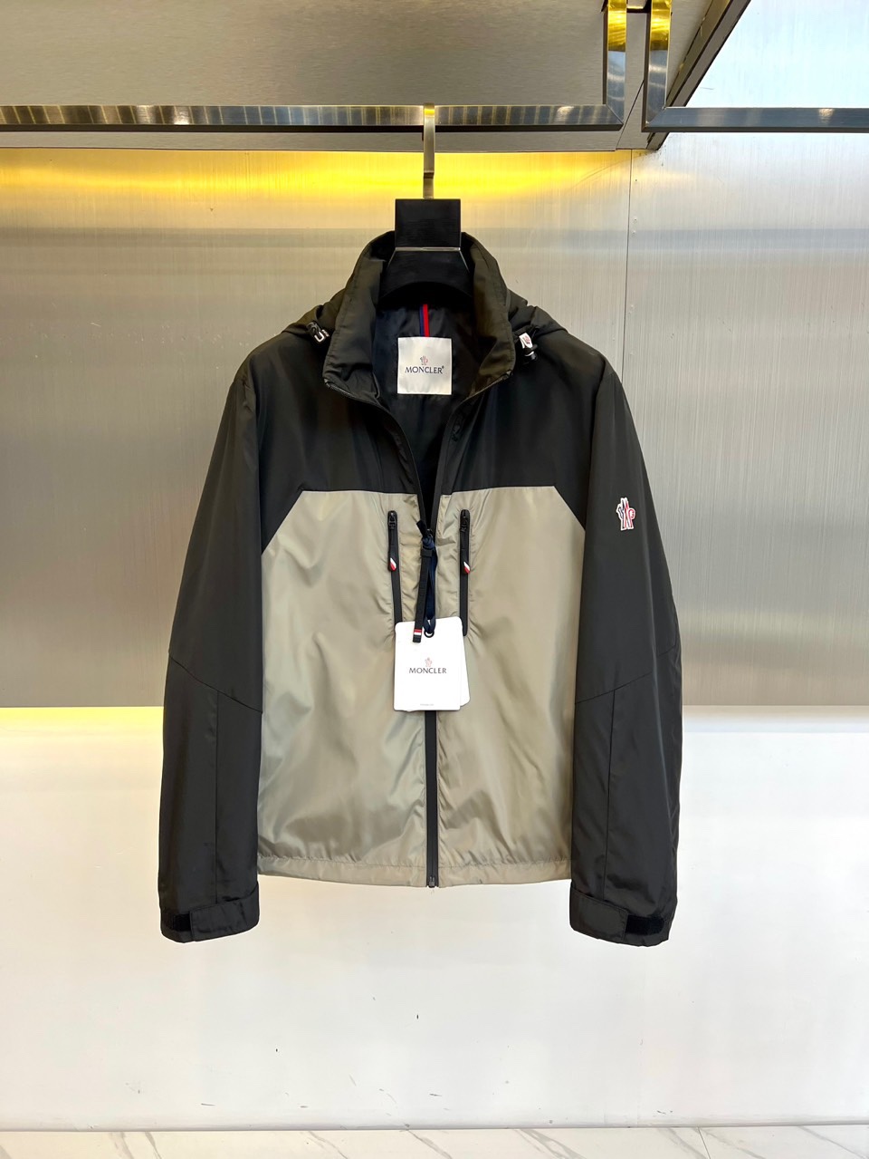 NO:119181,【Spot sale in early spring】 MON cover, 25 colored zipper micro-label hooded windbreaker jacket jacket. Zipper closure, side pocket, chest pocket, elastic cuff, elastic drawstring hem, felt logo patch. Moncler dominates the field of high-tech jackets, and the items it produces can be easily transitioned from one season to the next season. It is lightweight and matched with a sporty look. It uses high stand collar, Velcro elastic cuffs, and eye-catching contrasting rips and tear-proof inserts on the hem and sleeves. Nylon stand collar. 1-5 sizes (model 173, 143 catties upper body 2 sizes), christian louboutin, Moncler, jackets & coats, jackets & coats, hats, alexander wang19860909【早春现货抢先发售】 MON蒙口、25拼色拉链微标连帽风衣夹克外套.拉链开合,侧面口袋,胸部口袋, 弹性袖口,弹性抽绳下摆,毛毡标识贴片.Moncler在高科技外套领域占据主导地位,其制作的单品可以绍:轻松地从一季过渡到下一季. 般轻盈的感觉,搭配运动风格的外观.它采用高立领、魔术贴松紧袖口以及下摆和袖子上醒目的对比色防撕裂镶片.尼龙立领.1-5码（模特173,143斤上身2码）,,christian louboutin,Moncler,jackets & coats,jackets & coats,hats,alexander wang,Men's clothing