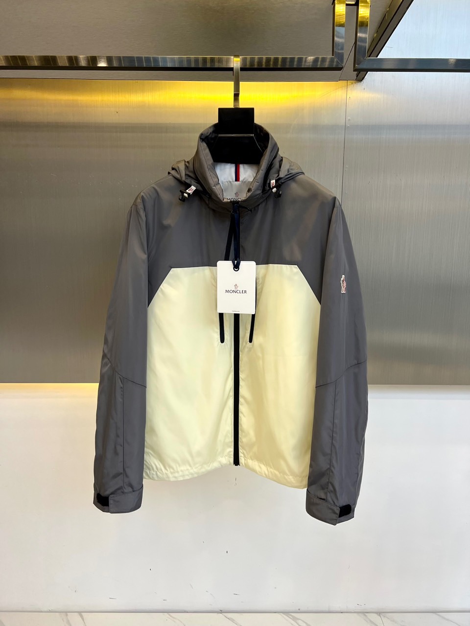 NO:423285,MON matte, 25 colored zipper micro-label hooded windbreaker jacket jacket. Zipper closure, side pocket, chest pocket, elastic cuff, elastic drawstring hem, felt logo patch. Moncler dominates the field of high-tech jackets, and the items it produces can be easily transitioned from one season to the next season. It is lightweight and matched with a sporty look. It uses a high stand collar, Velcro elastic cuffs, and a striking contrasting ripstop insert on the hem and sleeves. Nylon stand collar. 1-5 sizes (model 173, 143 catties upper body 2 sizes), Moncler, jackets & coats, jackets & coats, hats, alexander wang19860909MON蒙口、25拼色拉链微标连帽风衣夹克外套.拉链开合,侧面口袋,胸部口袋, 弹性袖口,弹性抽绳下摆,毛毡标识贴片.Moncler在高科技外套领域占据主导地位,其制作的单品可以绍:轻松地从一季过渡到下一季. 般轻盈的感觉,搭配运动风格的外观.它采用高立领、魔术贴松紧袖口以及下摆和袖子上醒目的对比色防撕裂镶片.尼龙立领.1-5码（模特173,143斤上身2码）,,Moncler,jackets & coats,jackets & coats,hats,alexander wang,Men's clothing