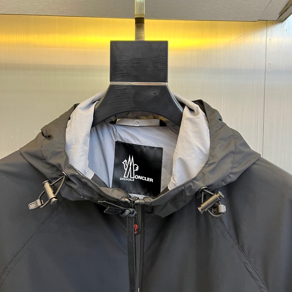 Moncler 2025 Spring/Summer Windproof Jacket - Lightweight & Comfortable 4 i1739471815 5224 2