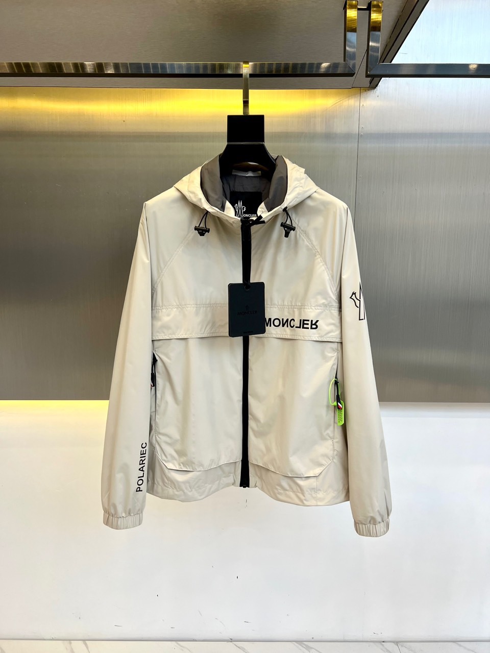 NO:423331,Moncler cover, 2025 spring and summer jacket. It uses imported environmentally friendly fabrics, and the tear-proof performance is particularly obvious!  The jacket has a simple and elegant style, light and comfortable style, and the exquisite craftsmanship reflects the unique characteristics of the brand. The unique logo of the left shoulder brand is extremely recognizable!  The elastic and tight sleeves are tight and the windproof effect is maximized!  Zipper is also an exclusive custom high-quality metal zipper, simple and atmospheric, and both outdoor leisure. 48-56 (model 173, 143 catties upper body 50 sizes), Moncler, jackets & coats, jackets & coats, alexander wang19860909Moncler蒙口、2025春夏款夹克外套.采用进口环保面料,防撕裂性能效果尤为明显！夹克版型简约大气,轻便舒适,处处精悍的工艺体现品牌独有的特点,左肩品牌独有logo,辨识度极高！松紧收口袖子,严丝合缝的防风效果做到极致！拉链也是独家定制而成的高质感金属拉链,简约大气,户外休闲兼备.48-56（模特173,143斤上身50码）,,Moncler,jackets & coats,jackets & coats,alexander wang,Men's clothing