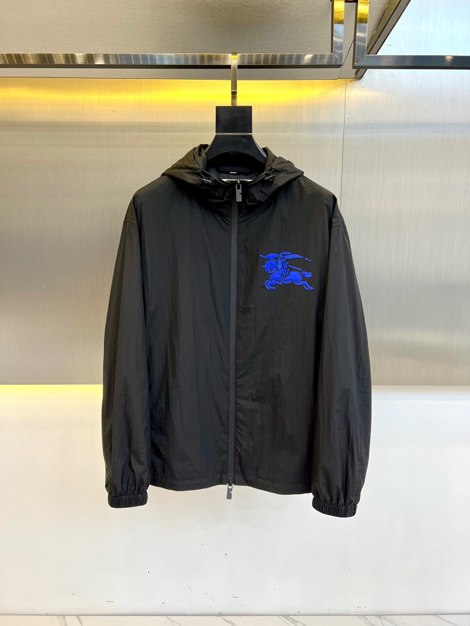 NO:119175,Burberry/Burberry, 2025s early spring new war horse thin jacket hooded windbreaker jacket. Nylon hooded jacket, decorated with Equestrian Knight logo (EKD) decals. Light texture, giving a casual style. From Burberry Classic Series, interprets the essential styles of the wardrobe in a distinctive brand style. Burberry Classic Series highlights the latest concept of the ReBurberry program, which is to focus on the use of responsible and certified main raw materials during the clothing design process to reduce the impact on the environment. For more information on this product, please refer to the fabric and maintenance section and visit the ReBurberry page for more information. Two-way zipper opening and closing Drawstring hood and side zipper pocket elastic cuffs The front is decorated with Equestrian Knight logo (EKD) decals  Casual style: looser than the regular style. 48-56 (model 173, 143 catties upper body 50 sizes), burberry, burberry, jackets & coats, jackets & coats, hats, alexander wang19860909Burberry/巴宝莉、2025s早春新款战马薄夹克连帽风衣外套.尼龙连帽外套,装饰马术骑士徽标(EKD)贴花.质地轻盈,呈现休闲版型. 来自Burberry经典之作系列,以鲜明品牌风格诠释衣橱必备款式.Burberry经典之作系列彰显ReBurberry计划的最新理念,即在服装设计过程中便注重使用经负责任采购、且获得认证的主要原材料,以此减少对环境的影响.如需查看该商品的详细信息,请参阅面料与保养部分,并访问ReBurberry 页面了解更多资讯.双向拉链开合 抽绳式连帽与衣摆侧边拉链口袋弹性袖口 正面饰有马术骑士徽标(EKD)贴花 休闲版型:较常规版型剪裁更为宽松. 48-56（模特173,143斤上身50码）,,burberry,burberry,jackets & coats,jackets & coats,hats,alexander wang,Men's clothing