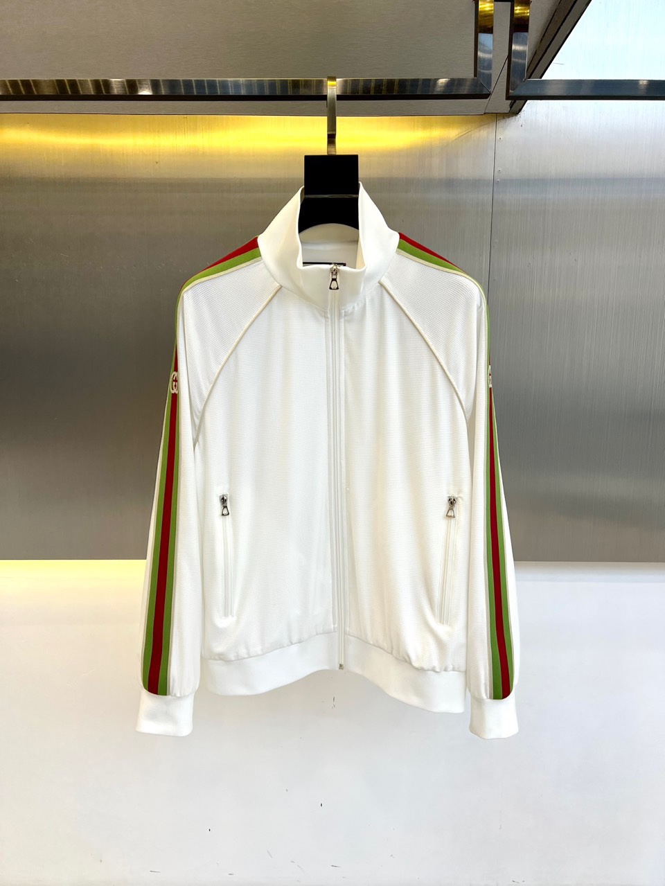 NO:119194,Gucc, 2025 spring and summer new G home casual sports classic red and green webbing contrast jacket. Knitted polyester fiber cotton mesh fabric is light and refreshing, soft and comfortable. The mesh surface is very breathable, simple and unique charm. The knitted screw mouth is neat and detailed to add charm, the color is uniform and bright, and the texture is comfortable and breathable. The comfortable and casual casual style interprets the retro sports style. A versatile and fashionable item is a must-have recommendation!  48-56 (model 173, 143 catties upper body 50 sizes), gucci,gucci,gucci,gucci,jackets & coats,jackets & coats,alexander wang19860909Gucc古驰、2025春夏新款G家休闲运动经典红绿织带撞色夹克外套.针织聚酯纤维棉网孔面料,轻薄清爽,柔软舒适.网孔面铺衬透气性极佳,简洁而富有独特魅力,针织螺口工整细致严密增添魅力,色泽均匀艳丽,质感舒适透气搭配效果也非常到位.舒适随意的休闲造型演绎复古运动风范.百搭时尚单品.必入推荐！48-56（模特173,143斤上身50码）,,gucci,gucci,gucci,jackets & coats,jackets & coats,alexander wang,Men's clothing