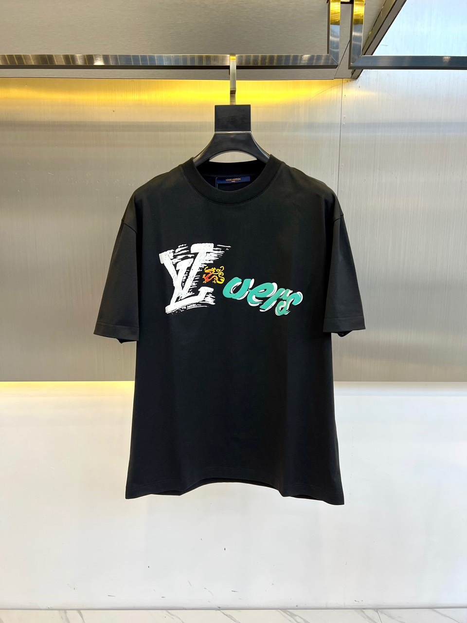 NO:119207,1v, 2025 new pure cotton, the latest and most popular logo print classic logo pattern logo, fashionable simple trendy short sleeves, the top quality counter original single short sleeves, the top production process imported fabric, using imported high-end customized fabric. The fabric style is excellent!  48-56 (model 173, 143 catties upper body 50 sizes, T-shirt, alexander wang198609091v、2025新品纯棉最新最胸前今年最流行的徽标印花经典标识图案logo时尚简约潮流短袖,最顶级的品质专柜原单短袖,顶级制作工艺进口面料,采用进口高端订制面料.面料版型超赞！48-56（模特173,143斤上身50码,,T-shirt,alexander wang,Men's clothing