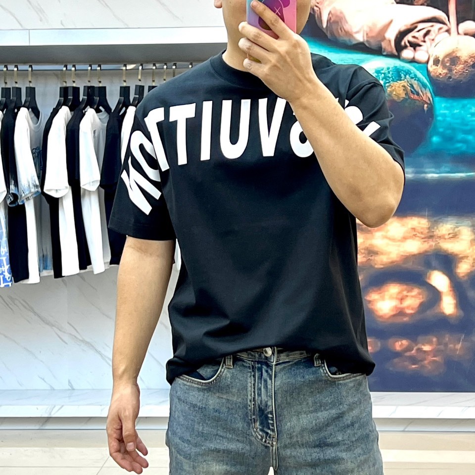 
1v、25s春夏新品微廓圆领T恤衫，自留 推荐，微廓剪裁，上身时尚有型， 一款自带活力气息的潮流单品，