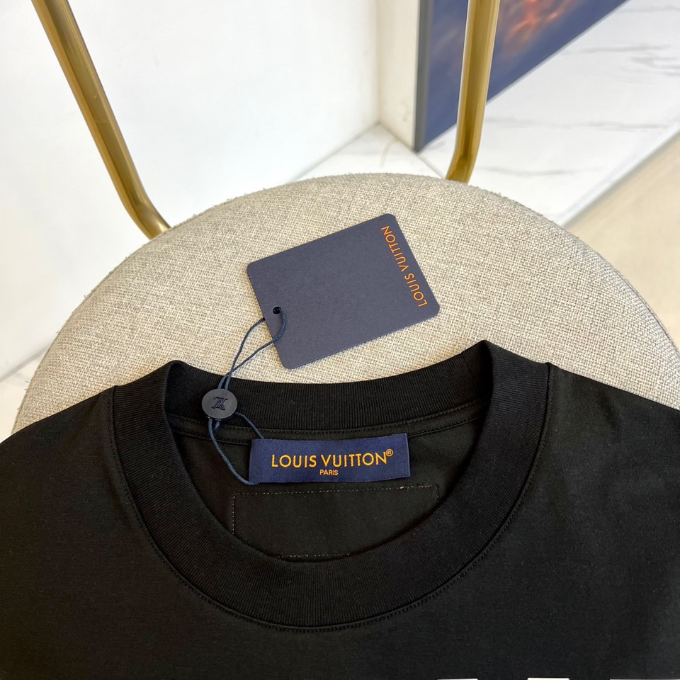 
1v、25s春夏新品微廓圆领T恤衫，自留 推荐，微廓剪裁，上身时尚有型， 一款自带活力气息的潮流单品，