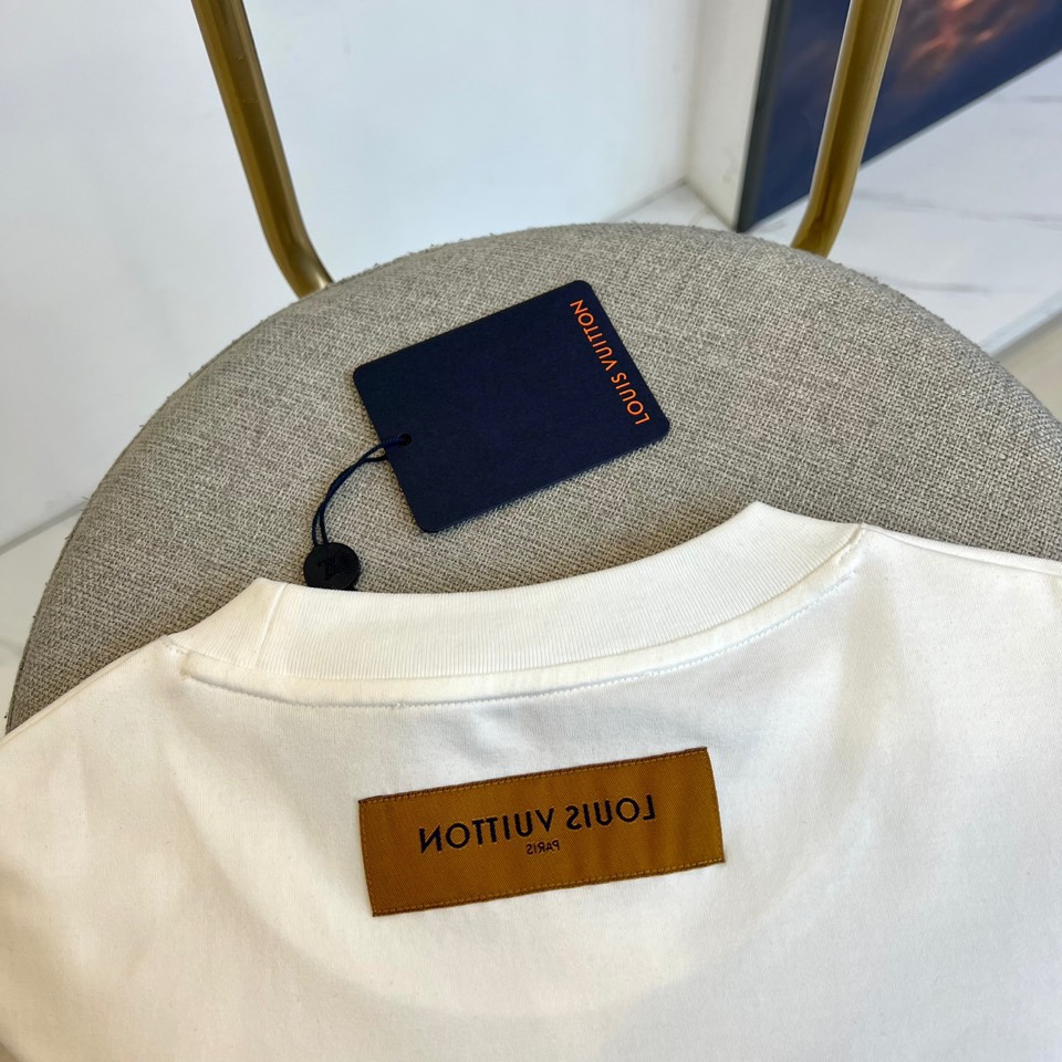 
1v、25s春夏新品微廓圆领T恤衫，自留 推荐，微廓剪裁，上身时尚有型， 一款自带活力气息的潮流单品，