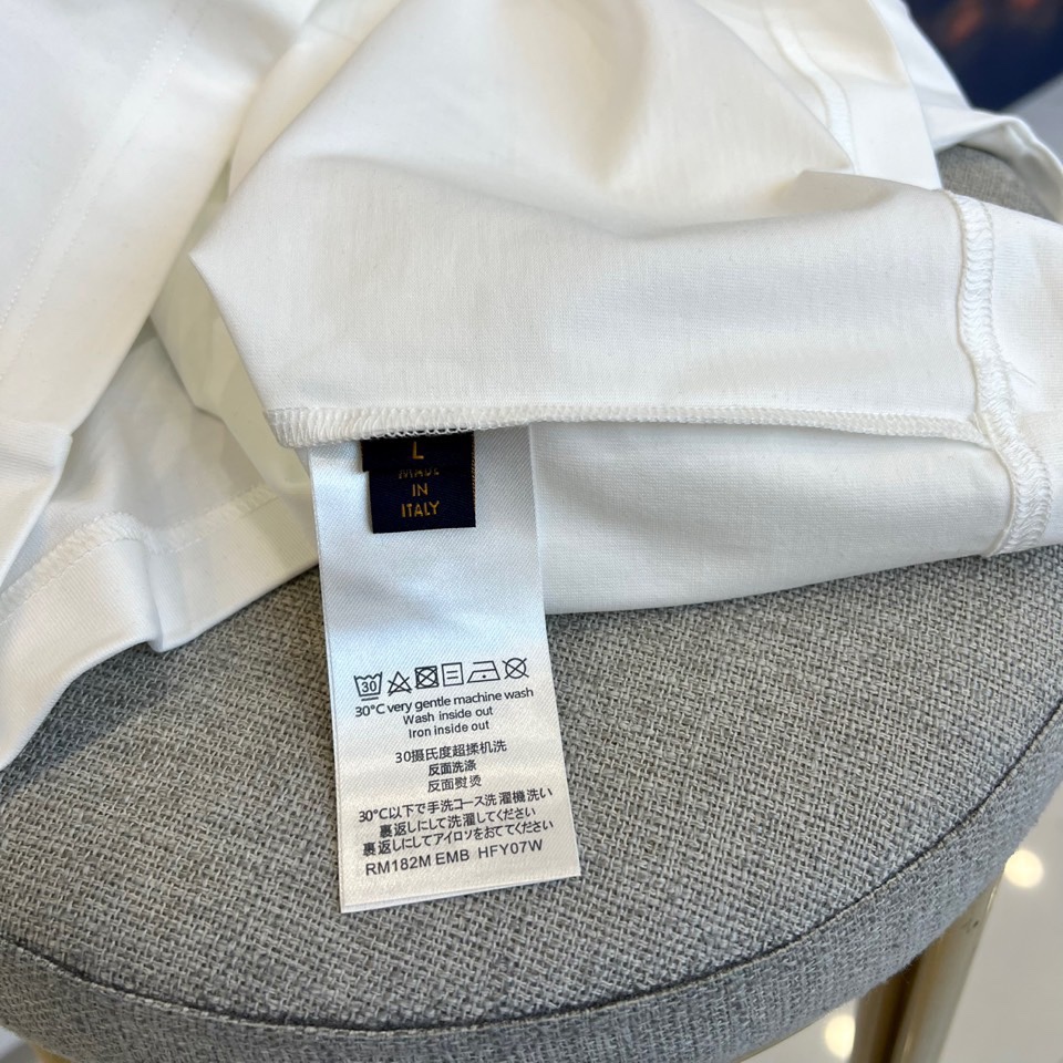 
1v、25s春夏新品微廓圆领T恤衫，自留 推荐，微廓剪裁，上身时尚有型， 一款自带活力气息的潮流单品，