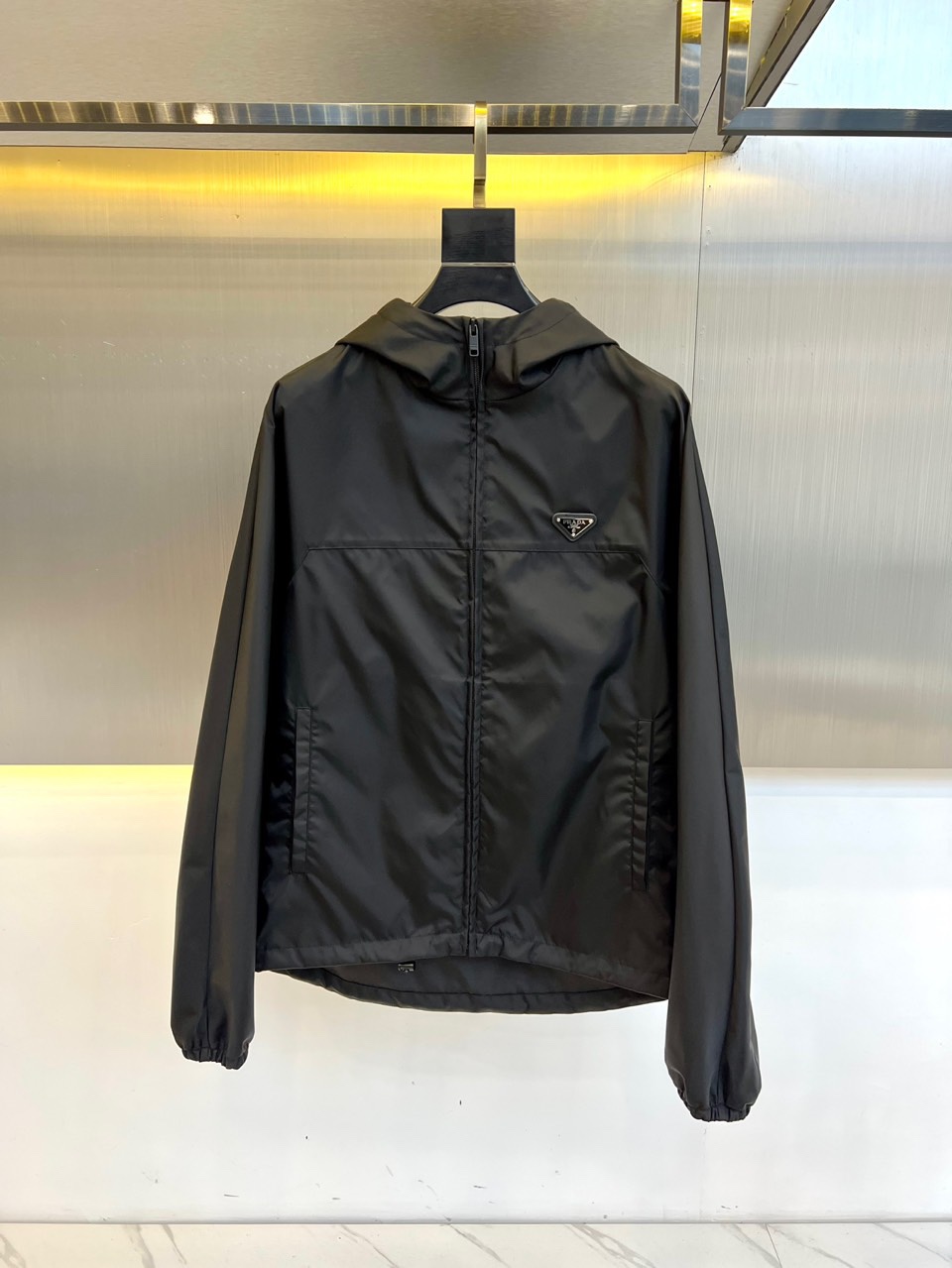 NO:119172,Prad, 2025 spring and summer casual hooded jacket, the latest fashionable casual zipper jacket, this jacket is made of P home professionally customized technology fabric, with a neat and smooth surface and shiny texture, and the texture is obvious through the screen. The upper body is comfortable, light and not stuffy, perfectly improving the overall luxury and class, and you can get a high-end luxury atmosphere at a glance! Basically, regular jacket style cut, versatile and simple upper body, not picky, easy to deal with various occasions and environments, is undoubtedly a must-have item for daily commuting!  48-56 (model 173, 143 catties upper body 50 sizes), prada, prada, jackets & coats, jackets & coats, hats, alexander wang19860909Prad普拉、2025春夏休闲连帽夹克,最新时尚休闲拉链夹克,此款夹克外套选用了P家专业定制的科技面料制成,表面整洁光滑且富有光泽,质感透过屏幕都显而易 见,上身舒适轻盈不闷热,完美提升了整体的奢华档次感,一眼就能Get到的高端奢华气息!基础常规的夹克版型裁剪,上身百搭简约不挑人,轻松应对各种场合与环境,属于日常通勤必备的臻品无疑！48-56（模特173,143斤上身50码）,,prada,prada,jackets & coats,jackets & coats,hats,alexander wang,Men's clothing