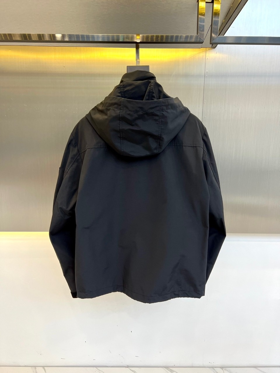 Prada/普拉达、2025早春新款三角标logo连帽夹克外套。全新设计风格,颠覆认知的设计,标志性金
